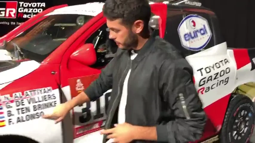 El periodista de Jugones, Marc Fuster, nos enseña el coche con el que Alonso hará historia en el motor