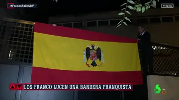La familia Franco coloca una bandera franquista en su domicilio particular