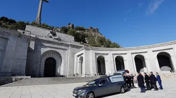 El féretro de Franco antes de abandonar el Valle de los Caídos