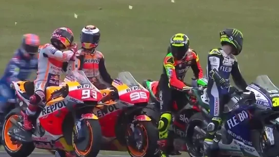 Momento de la bronca de Marc Márquez a Jorge Lorenzo Momento de la bronca de Marc Márquez a Jorge Lorenzo