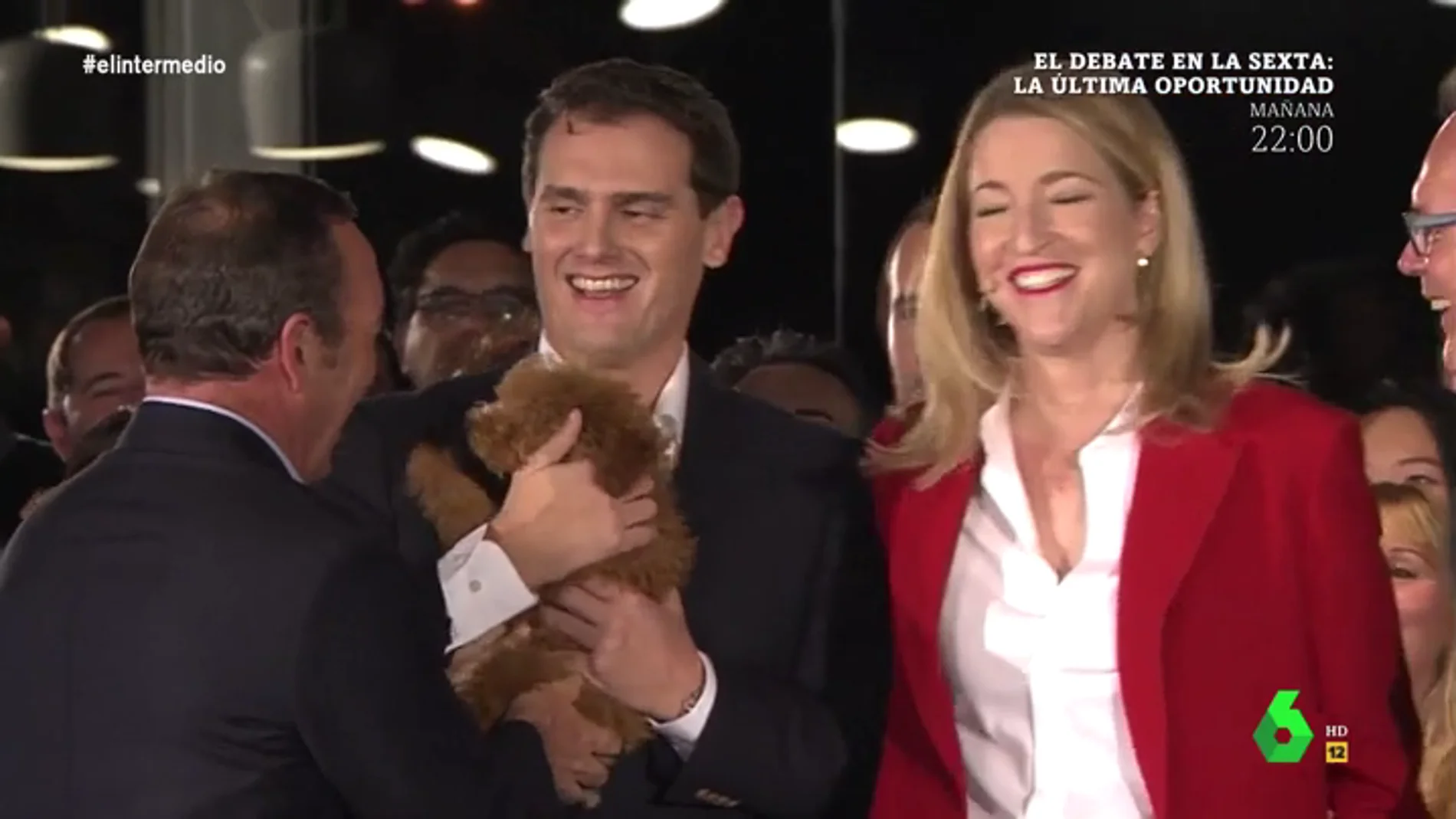 Albert Rivera abraza a otro perro durante un acto electoral en Valencia