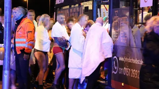 Algunas de las personas evacuadas del centro de swingers en Alemania Algunas de las personas evacuadas del centro de swingers en Alemania