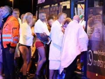 Algunas de las personas evacuadas del centro de swingers en Alemania Algunas de las personas evacuadas del centro de swingers en Alemania