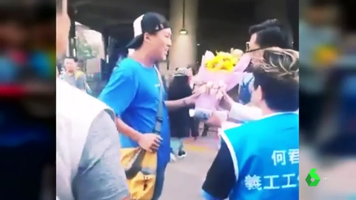 Graban el impactante momento en el que un hombre apuñala a un diputado en Hong Kong Graban el impactante momento en el que un hombre apuñala a un diputado en Hong Kong