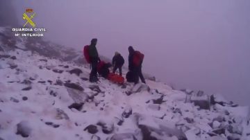 La Guardia Civil evacúa el cuerpo sin vida de un senderista desaparecido en la sierra de Gredos
