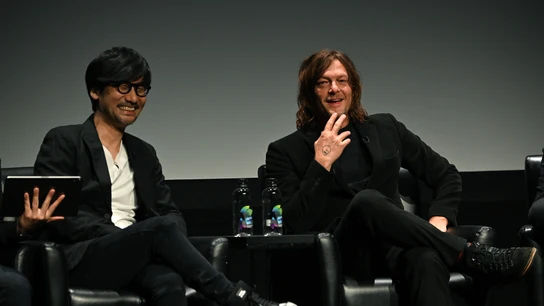Hideo Kojima y Norman Reedus sonríen durante la presentación de Death Stranding Hideo Kojima y Norman Reedus sonríen durante la presentación de Death Stranding
