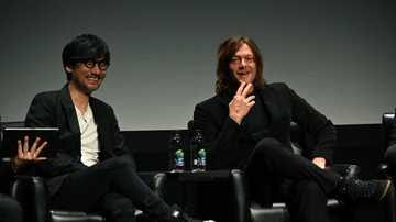Hideo Kojima y Norman Reedus sonríen durante la presentación de Death Stranding