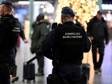 Policía en el Aeropuerto de Ámsterdam Policía en el Aeropuerto de Ámsterdam