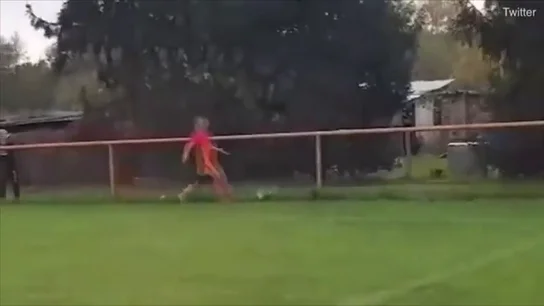 Duras imágenes: un jugador mata a una gallina a patadas y es expulsado Duras imágenes: un jugador mata a una gallina a patadas y es expulsado