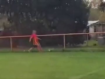 Duras imágenes: un jugador mata a una gallina a patadas y es expulsado Duras imágenes: un jugador mata a una gallina a patadas y es expulsado