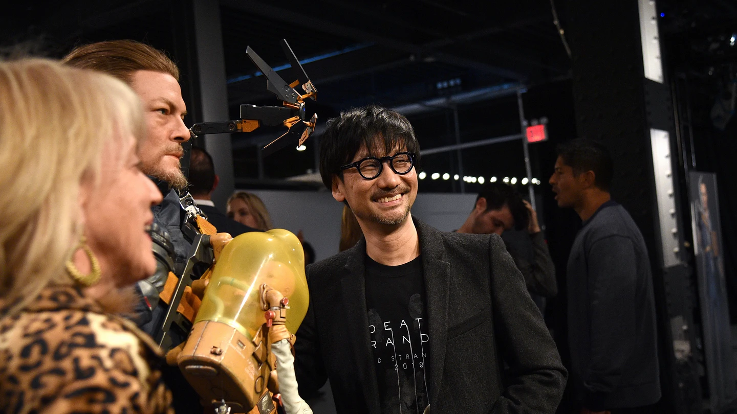 Hideo Kojima, junto a una figura a tamaño real de Sam, personaje que interpreta Norman Reedus en Death Stranding Hideo Kojima, junto a una figura a tamaño real de Sam, personaje que interpreta Norman Reedus en Death Stranding