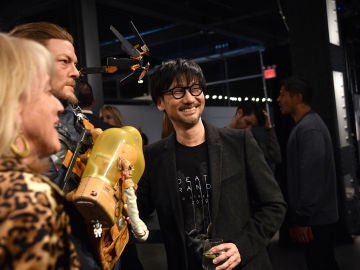 Hideo Kojima, junto a una figura a tamaño real de Sam, personaje que interpreta Norman Reedus en Death Stranding Hideo Kojima, junto a una figura a tamaño real de Sam, personaje que interpreta Norman Reedus en Death Stranding