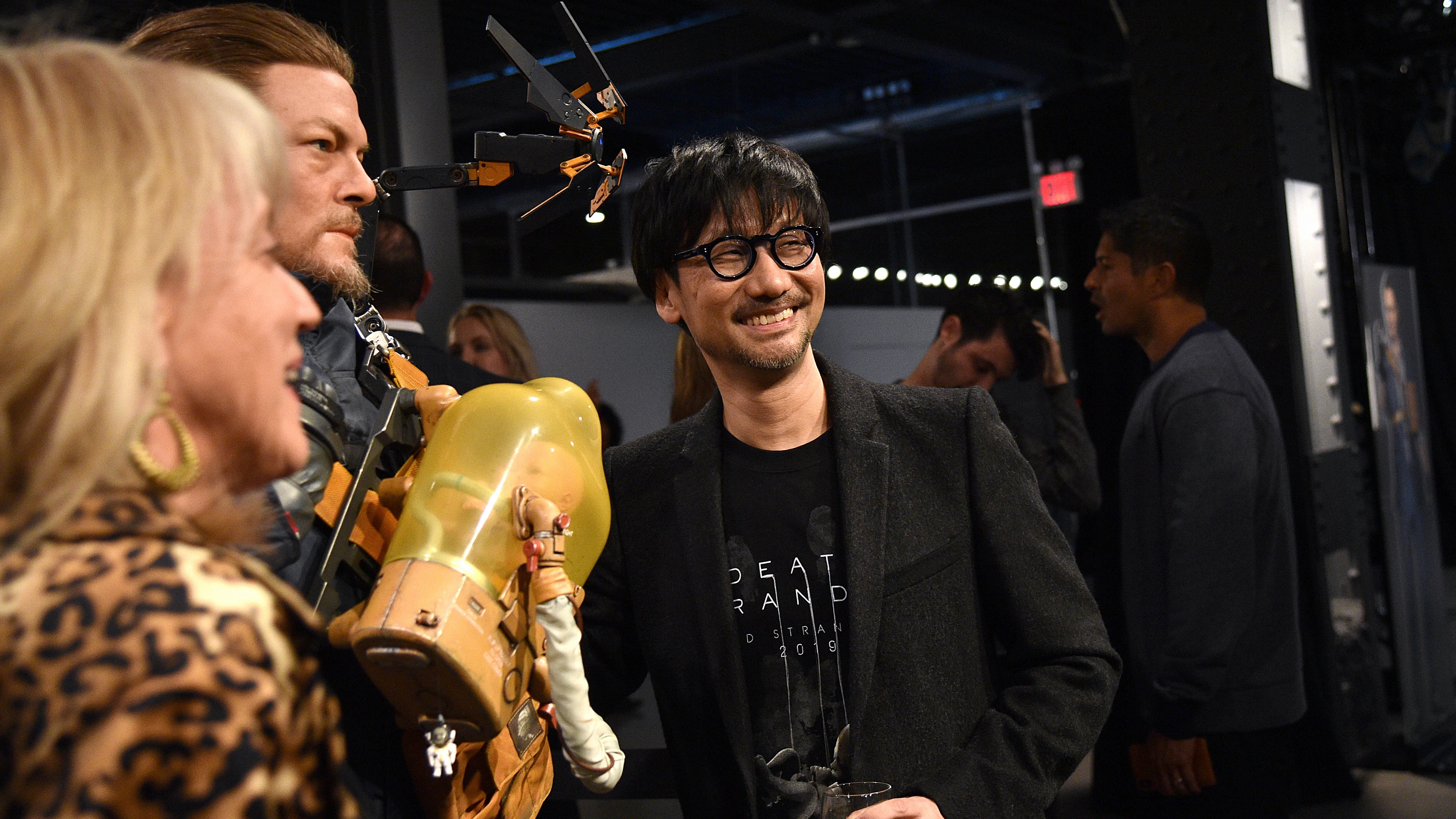 Hideo Kojima, junto a una figura a tamaño real de Sam, personaje que interpreta Norman Reedus en Death Stranding