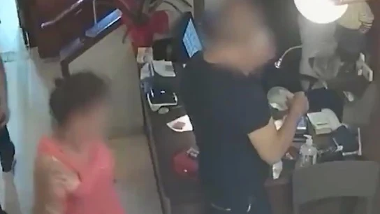 Imagen de una ladrona robando en un hotel Imagen de una ladrona robando en un hotel