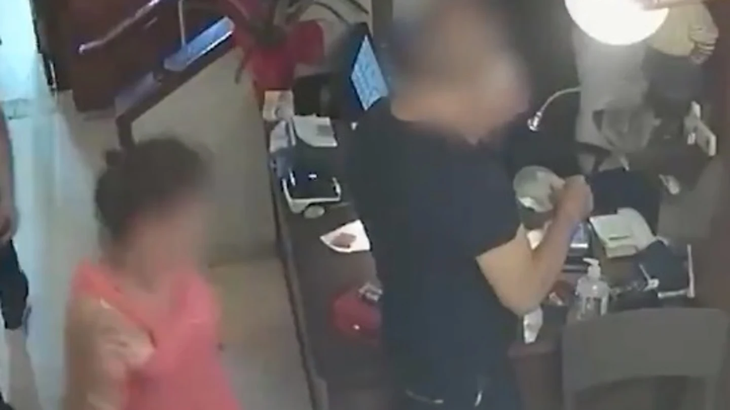 Imagen de una ladrona robando en un hotel Imagen de una ladrona robando en un hotel