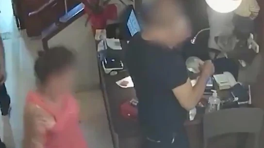 Imagen de una ladrona robando en un hotel