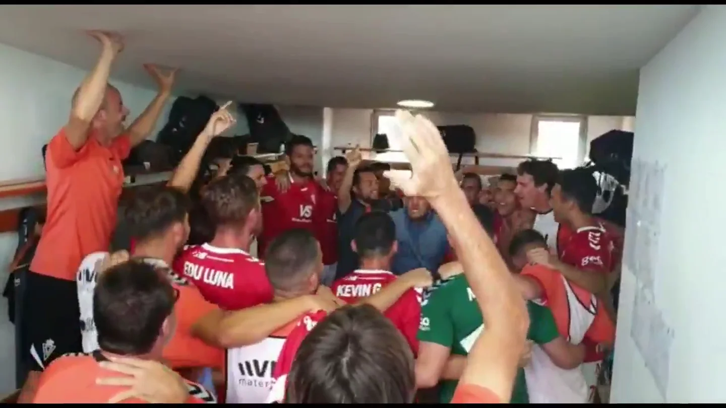 "Dime que sientes lo mismo que yo": el entrenador empieza la charla enfadado... y acaban todos abrazados cantando Camela "Dime que sientes lo mismo que yo": el entrenador empieza la charla enfadado... y acaban todos abrazados cantando Camela