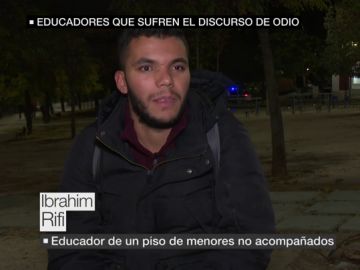 Educadores que sufren el discurso de odio por ayudar a los menores no acompañados: "Siento las miradas de odio" Educadores que sufren el discurso de odio por ayudar a los menores no acompañados: "Siento las miradas de odio"