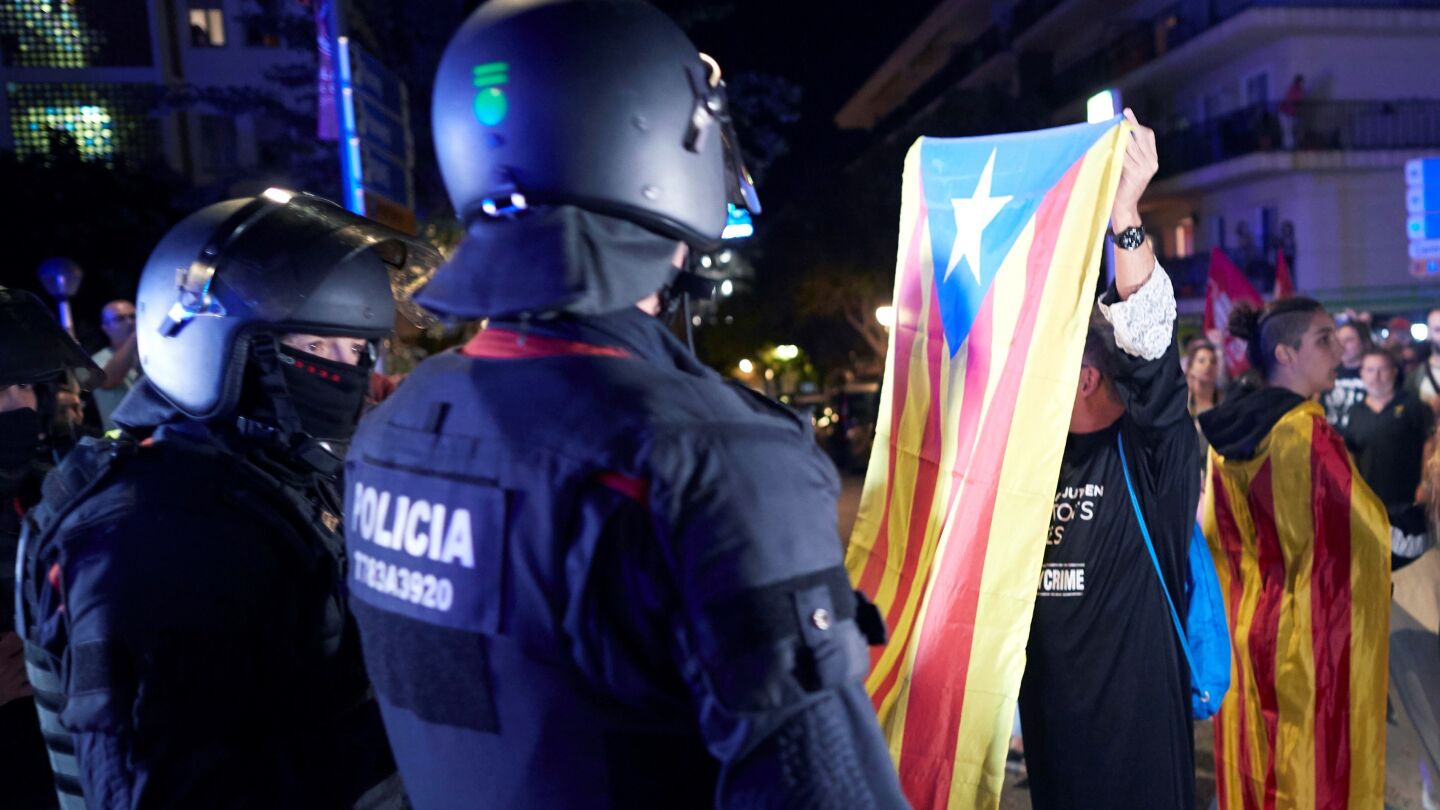 Dos polic&iacute;as frente a los manifestantes en una concentraci&oacute;n en Catalu&ntilde;a