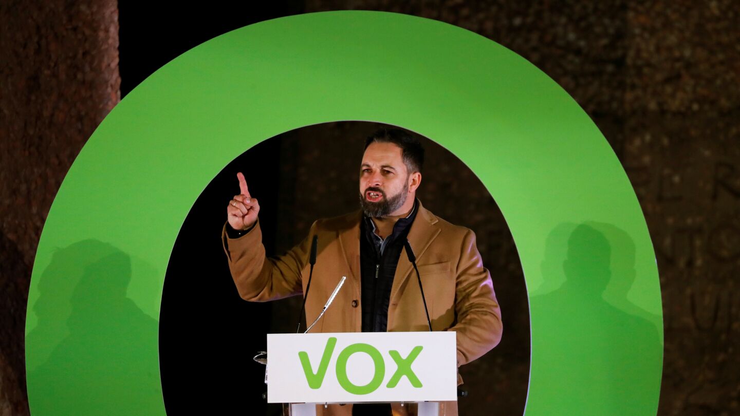 Santiago Abascal durante al acto de cierre de campa&ntilde;a del partido en la Plaza de Col&oacute;n de Madrid