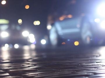 Luces largas o de carretera: ¿cuándo las puedo usar y cuál es la multa por un uso indebido?