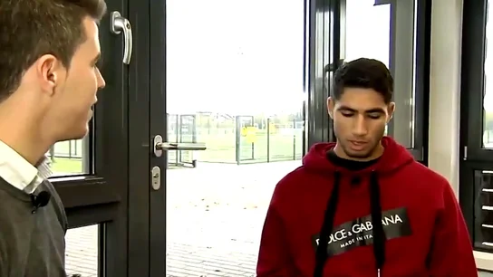Álex Silvestre entrevista a Achraf Hakimi para 'El Chiringuito': "Mi madre limpiaba casas y mi padre era vendedor ambulante" Álex Silvestre entrevista a Achraf Hakimi para 'El Chiringuito': "Mi madre limpiaba casas y mi padre era vendedor ambulante"