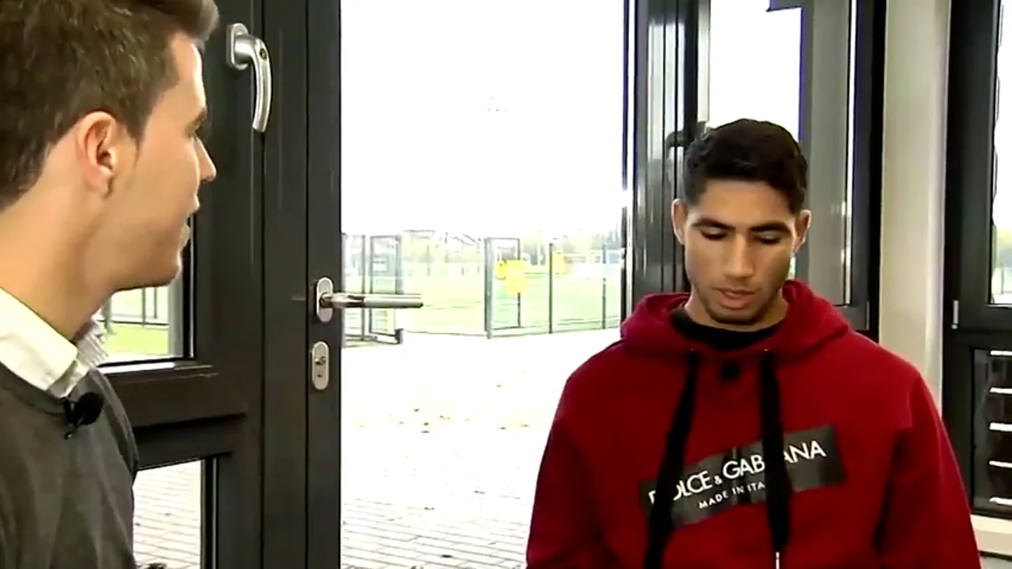 Álex Silvestre entrevista a Achraf Hakimi para 'El Chiringuito': "Mi madre limpiaba casas y mi padre era vendedor ambulante" Álex Silvestre entrevista a Achraf Hakimi para 'El Chiringuito': "Mi madre limpiaba casas y mi padre era vendedor ambulante"