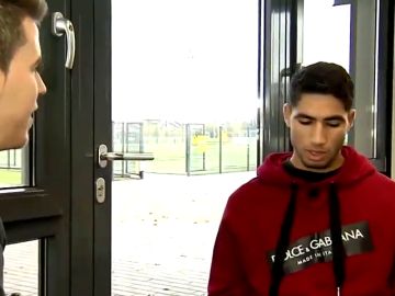 Álex Silvestre entrevista a Achraf Hakimi para 'El Chiringuito': "Mi madre limpiaba casas y mi padre era vendedor ambulante" Álex Silvestre entrevista a Achraf Hakimi para 'El Chiringuito': "Mi madre limpiaba casas y mi padre era vendedor ambulante"