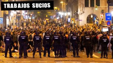 Antidisturbios frente a los manifestantes en la Via Laietana de Barcelona