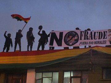 Policías bolivianos despliegan una pancarta en el techo de una unidad policial en Cochabamba Policías bolivianos despliegan una pancarta en el techo de una unidad policial en Cochabamba