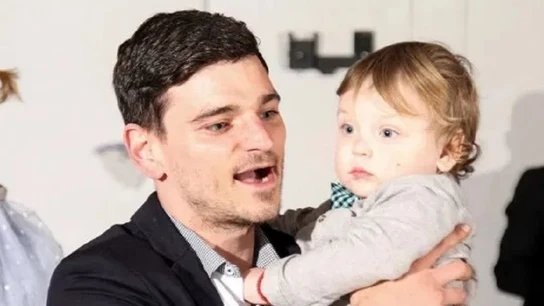 Imagen del menor fallecido tras caer desde un cuarto piso junto a su padre Imagen del menor fallecido tras caer desde un cuarto piso junto a su padre