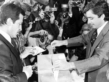 Adolfo Suárez, candidato de UCD, vota en las elecciones generales de 1977 Adolfo Suárez, candidato de UCD, vota en las elecciones generales de 1977