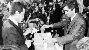 Adolfo Suárez, candidato de UCD, vota en las elecciones generales de 1977