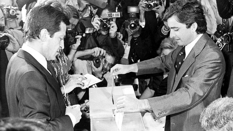 Adolfo Suárez, candidato de UCD, vota en las elecciones generales de 1977