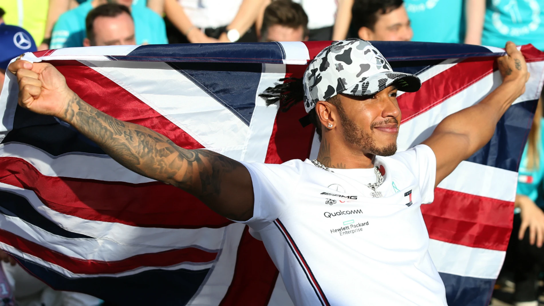 Lewis Hamilton, con la bandera de Reino Unido
