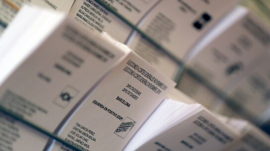 Detalle de papeletas electorales en el Colegio Francesc Maci&aacute; de Barcelona