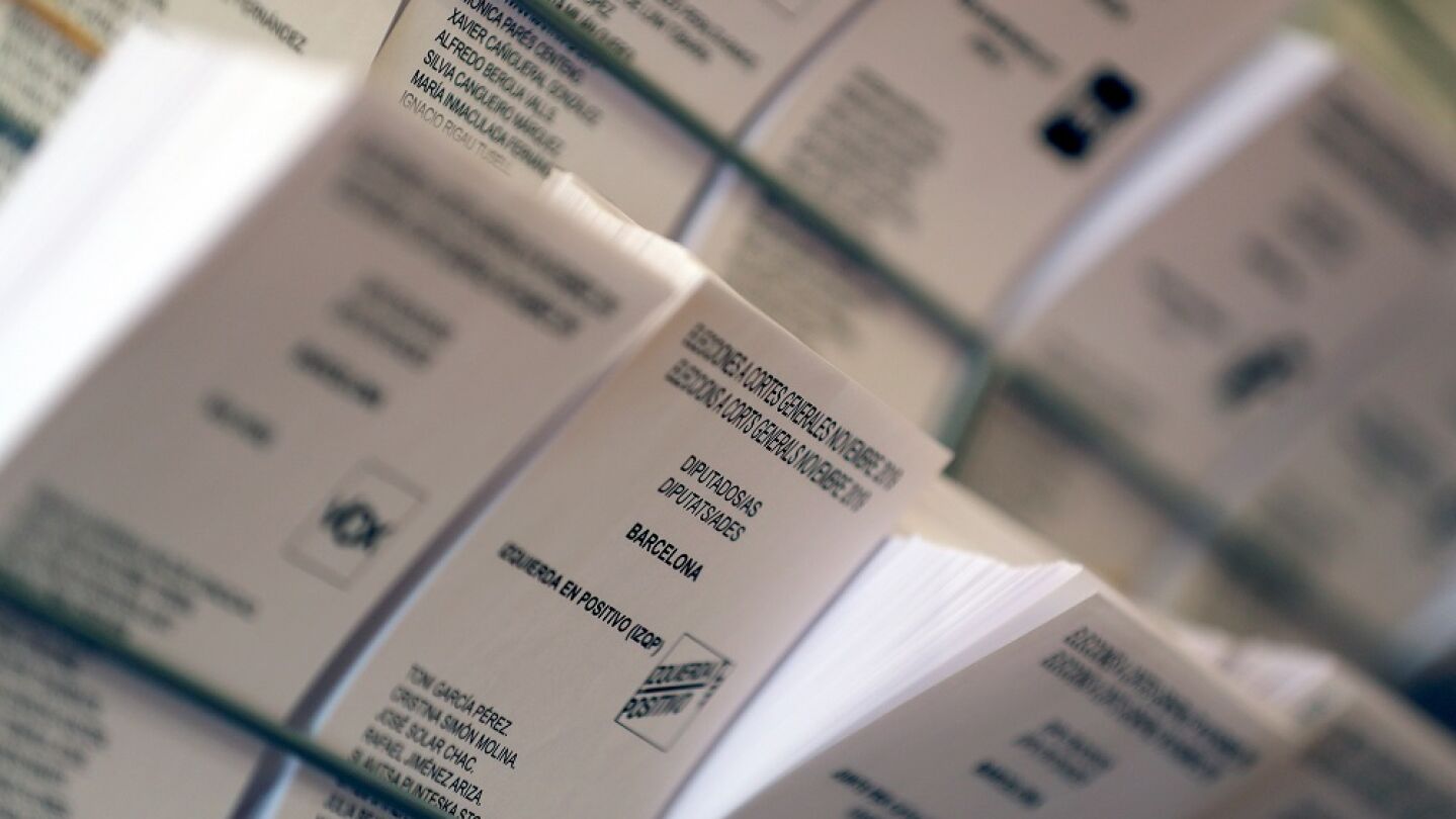 Detalle de papeletas electorales en el Colegio Francesc Maci&aacute; de Barcelona