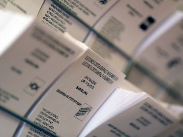 Detalle de papeletas electorales en el Colegio Francesc Maciá de Barcelona Detalle de papeletas electorales en el Colegio Francesc Maciá de Barcelona