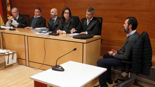 El jurado junto al principal acusado de la muerte de la viuda de la CAM, Miguel López El jurado junto al principal acusado de la muerte de la viuda de la CAM, Miguel López