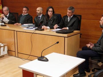 El jurado junto al principal acusado de la muerte de la viuda de la CAM, Miguel López El jurado junto al principal acusado de la muerte de la viuda de la CAM, Miguel López