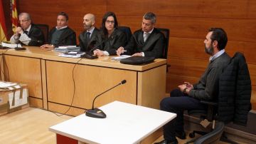 El jurado junto al principal acusado de la muerte de la viuda de la CAM, Miguel López