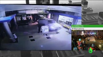 Seis personas empotran un coche contra un centro comercial en Barcelona para robar y logran huir