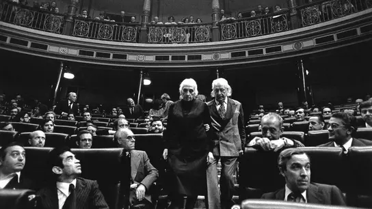 Dolores Ibárruri, la Pasionaria, y Rafael Alberti en el Congreso de los Diputados Dolores Ibárruri, la Pasionaria, y Rafael Alberti en el Congreso de los Diputados