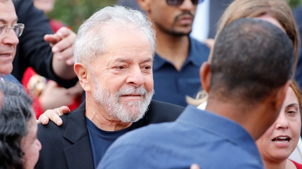 El expresidente brasileño Lula da Silva a su salida de prisión