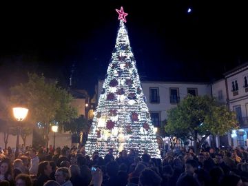 Imagen de un árbol de Navidad iluminado en Estepa Imagen de un árbol de Navidad iluminado en Estepa