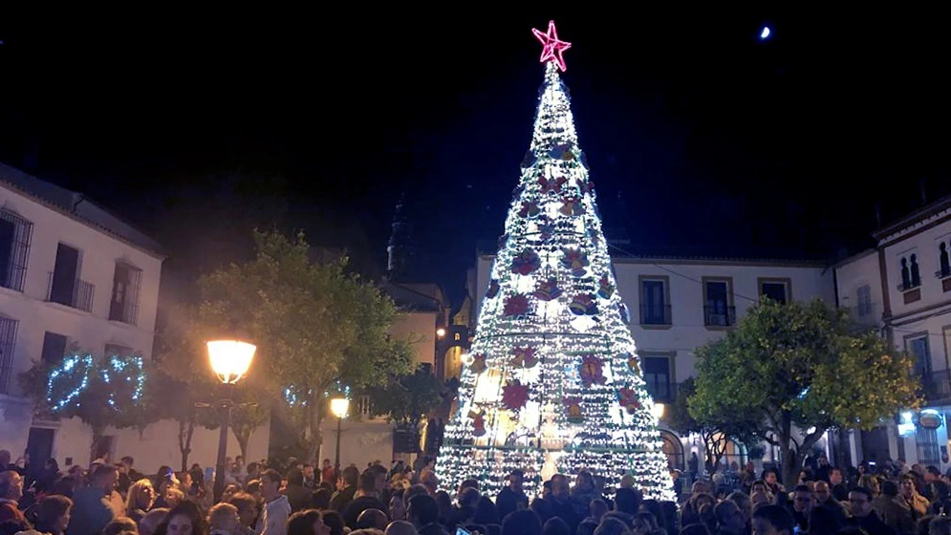 Imagen de un árbol de Navidad iluminado en Estepa