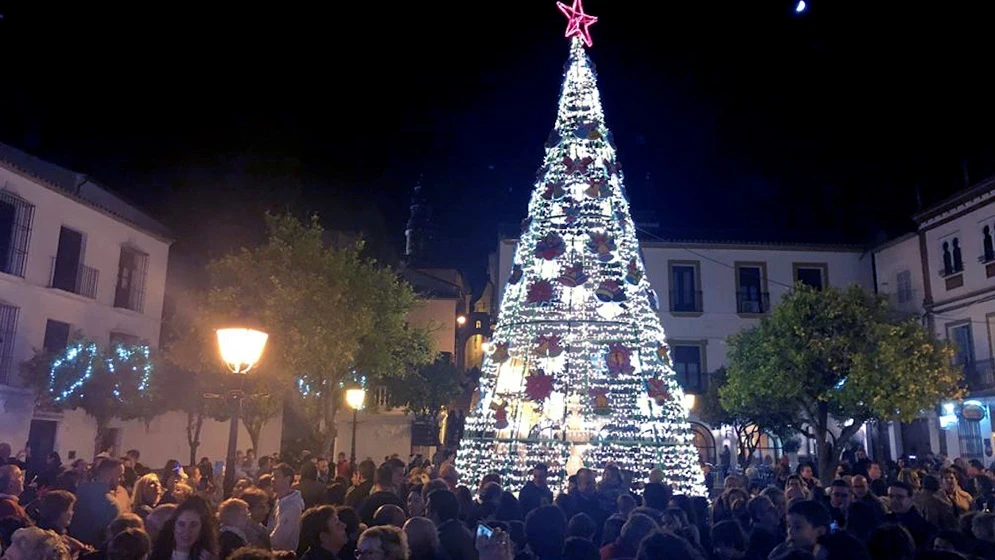 Imagen de un árbol de Navidad iluminado en Estepa