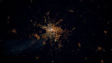 Fotografía de Berlín por la noche tomada por el astronauta André Kuipers