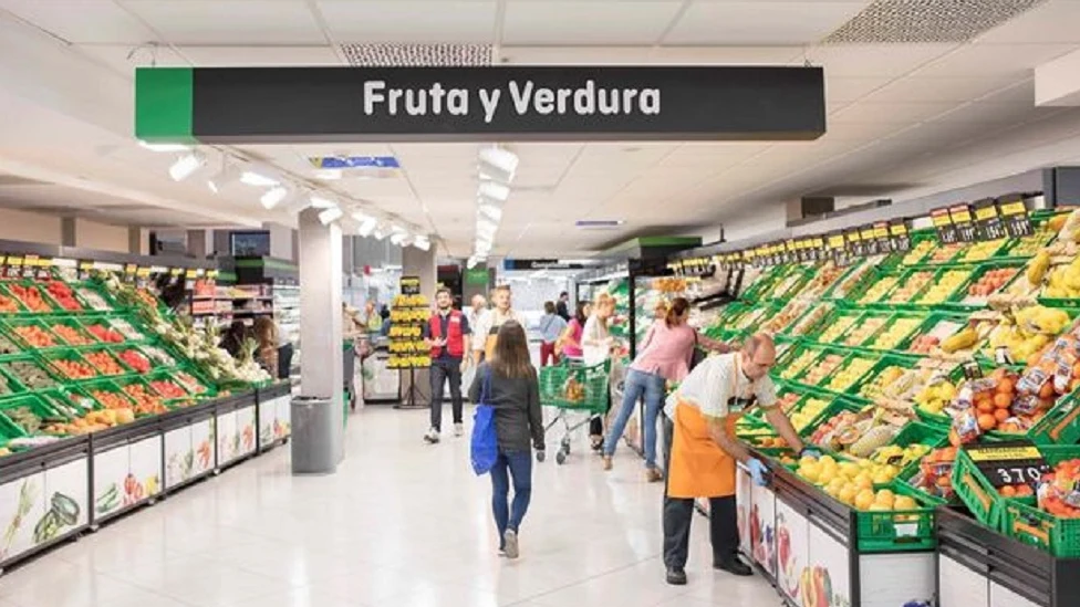 Imagen de archivo de gente comprando en Mercadona