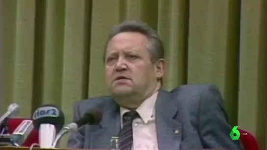 Historia del despiste de un político alemán que sin pretenderlo aceleró la caída del Muro de Berlín Historia del despiste de un político alemán que sin pretenderlo aceleró la caída del Muro de Berlín